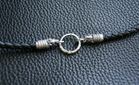Кожаный шнур с серебром - Медведи (d 4 мм) (с кольцом)