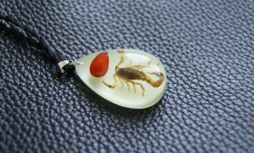 Подвеска с настоящим скорпионом рыжий флюрисцент с камнем (3 см)