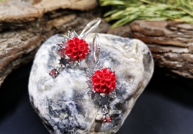 Серьги Алатырь с цветком (красный) и фианитом - серебро