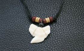 Ожерелье с зубом акулы