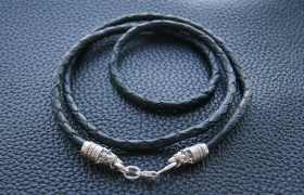 Кожаный шнур с серебром - Медведи (d 4 мм)