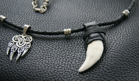 Комбинированные ожерелья из клыков волка и славянских оберегов
