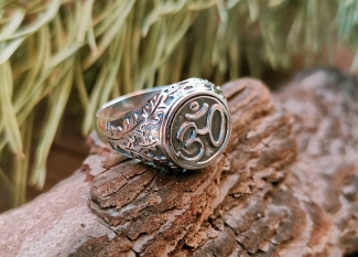 Перстень Мантра ОМ с листьями дуба - серебро  ― Алтайстронг - Амулеты, Обереги, Талисманы