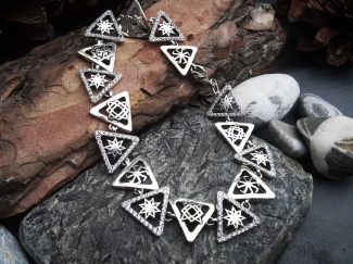 Браслет обережный треугольный - Серебро с фианитами (1.2 см)   ― Алтайстронг - Амулеты, Обереги, Талисманы