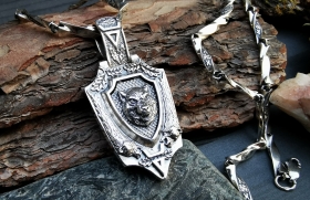 Медальон Волк на щите с обрамлением - Серебро (3.7 см)
