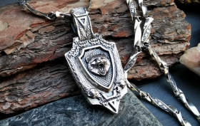 Медальон Медведь (плоский) на щите с обрамлением - Серебро (3.7 см) 