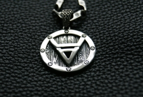 Оберег символ Велеса на щите - Серебро (2.9 см)