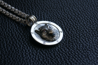 Купить медальон Волк с символом Велеса из серебра. Значение оберега. Цена.
