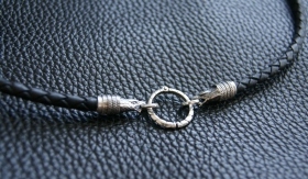 Кожаный шнур с серебром - Орлы (диаметр 4 мм)  (с кольцом)