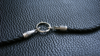 Кожаный шнур с серебром - Орлы (диаметр 4 мм)  (с кольцом) ― Алтайстронг - Амулеты, Обереги, Талисманы