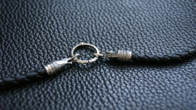 Кожаный шнур с серебром - Орлы (диаметр 4 мм)  (с кольцом)