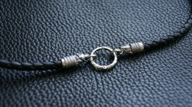 Кожаный шнур с серебром - Медведи (d 4 мм) (с кольцом)